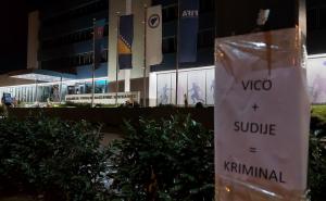 Foto: Čitatelj/Radiosarajevo.ba / Jasna poruka ispred zgrade Saveza